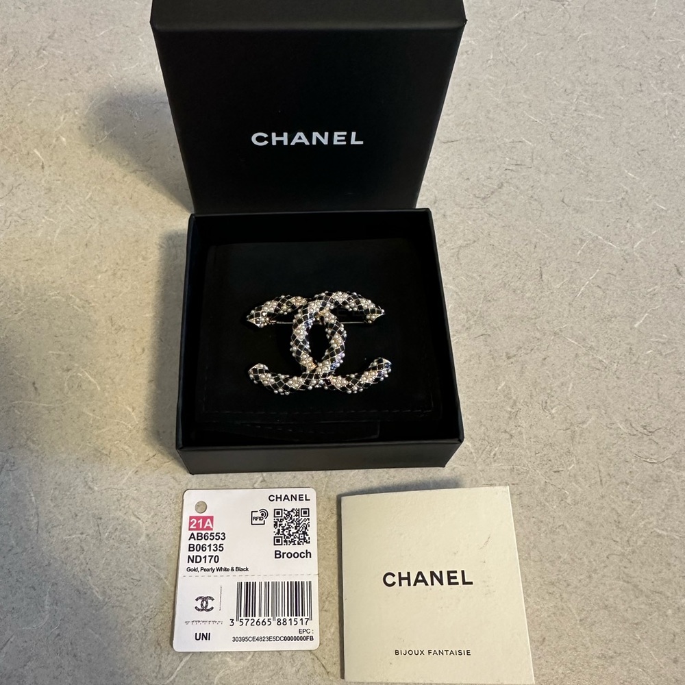 BNW AUTH CHANEL 21A GOLD, PEARLY WHITE & BLACK BROOCH, MADE IN FRANCE